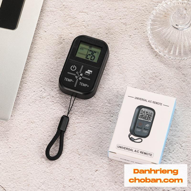 Remote điều hòa mini cầm trên tay